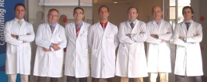 Los cirujanos que forman IQA posan en Hospital Quirón Málaga
