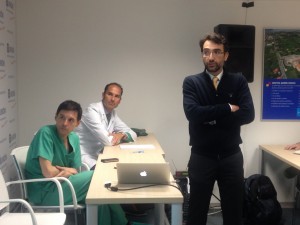 Dr. de la Portilla y Dr. Ramírez, sentados,  atentos a la exposición del Dr. Antonio González