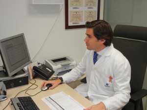 El Dr. Ignacio Machado en la consulta de Hospital Quirón Málaga