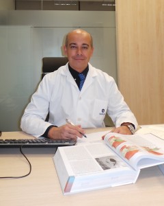 Dr. Moreno en consulta de Hospital uirón Málaga