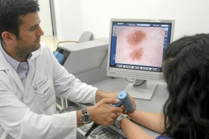 Dermatólogo explorando en consulta /Imagen elmundo.es