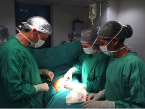 El Dr. César Ramírez opera a un paciente en la India. Quirófano del Hospital Paras de Gurgaon.