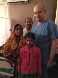 El Dr. Javier Moreno viaja a India con la ONG Cirujanos en Acción para operar hernias