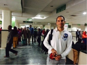 Dr. César Ramírez en la entrada del Pushpanjali Hospital