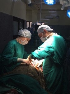 Misión humanitaria médica en India con Cirujanos en Acción. El Dr. César Ramírez en quirófano 