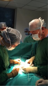 Dr. Moreno durante cirugía de hernia. Cirugía de aparato digestivo