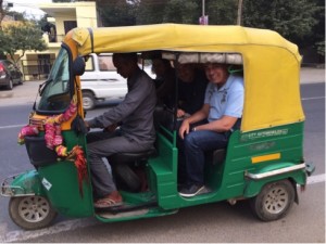 El Dr. César Ramírez y el Dr. Javier Moreno en una tuc tuc. Las Tuc - tucs en India son una especie de triciclo motorizado para transportar personas y mercancías