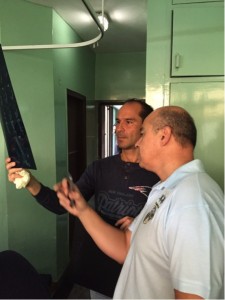 El Dr. César Ramírez y el Dr. Javier Moreno revisan una radiografía en el Hospital Pushpanhali