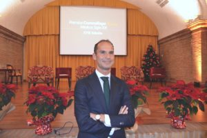 El Dr. César Ramírez felicita la Navidad