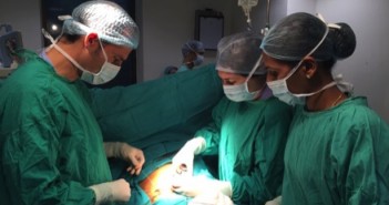 El Dr. César Ramírez opera a un paciente en la India. Quirófano del Hospital Paras de Gurgaon.