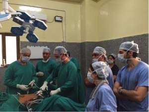 El Dr. César Ramírez extirpa una vesícula por vía laparoscópica en India