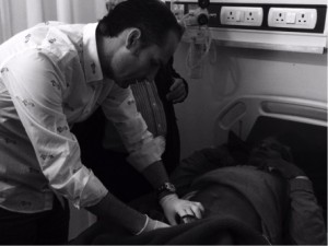 El Dr. César Ramírez atiende a un paciente en el Pushpanjali Hospital de Rewari