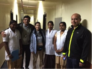 El Dr. Javier Moreno con parte del equipo del Pushpanjali Hospital de Rewari
