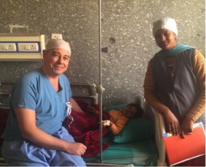 l Dr. Moreno junto al Dr. Shambuh en el Pushpanjali de Rewari. Misión humanitaria médica de la ONG Cirujanos en Acción